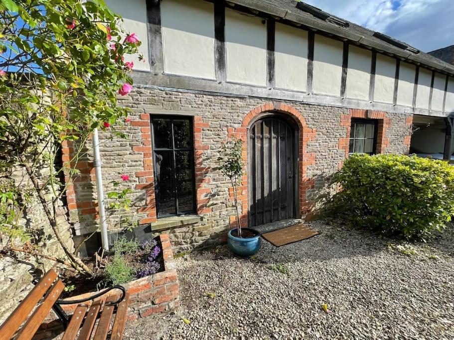 Stylish 2-Bed Cottage With Secure Parking Winforton المظهر الخارجي الصورة